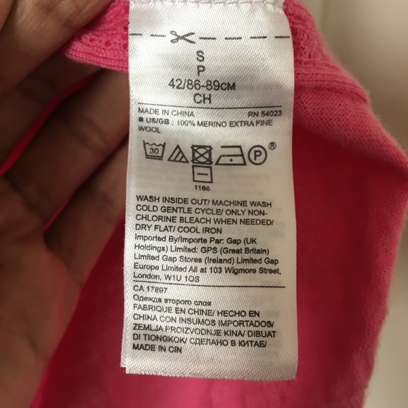 Banana Republic merino wool v-neck sweater - Picture 7 of 7